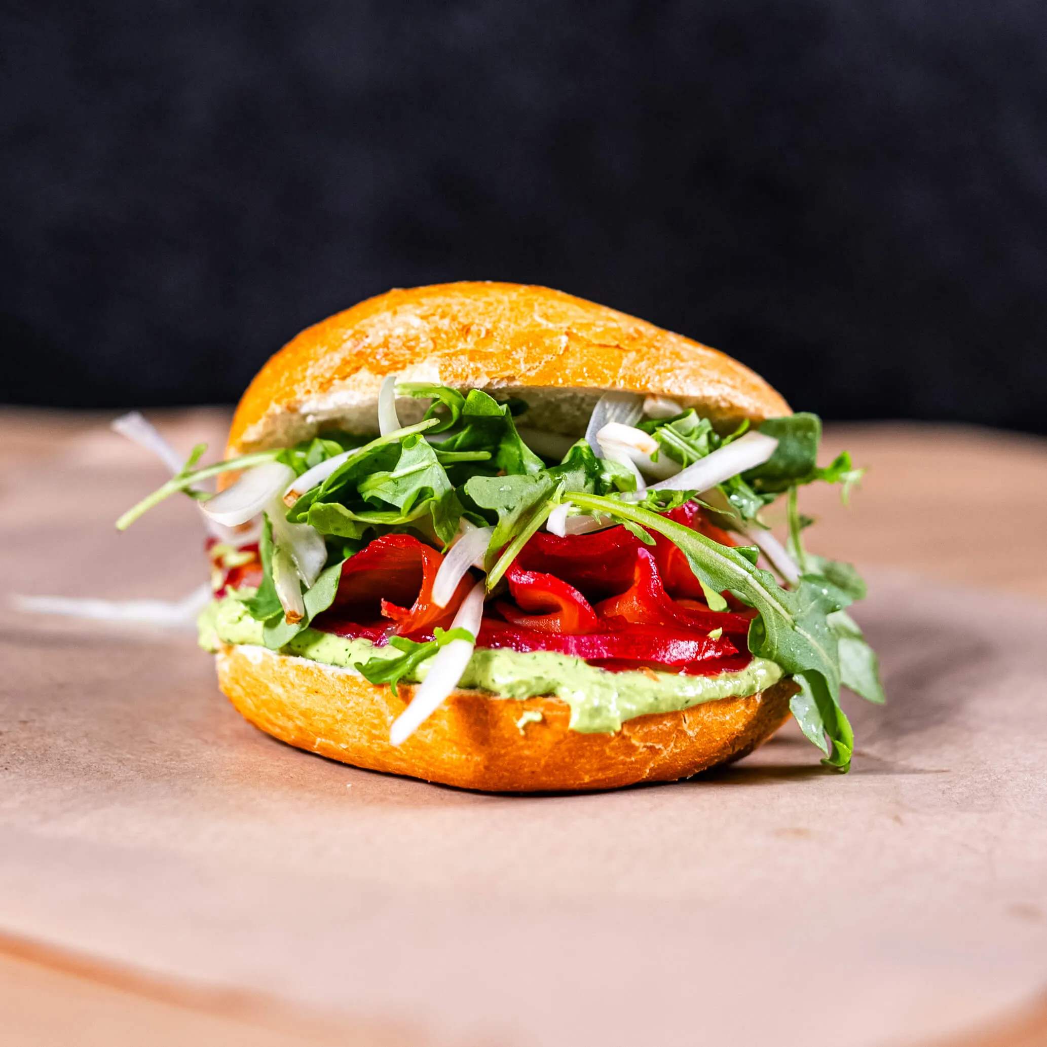 Cateringbagel med gravad lax, färskostkräm med örter och ruccola