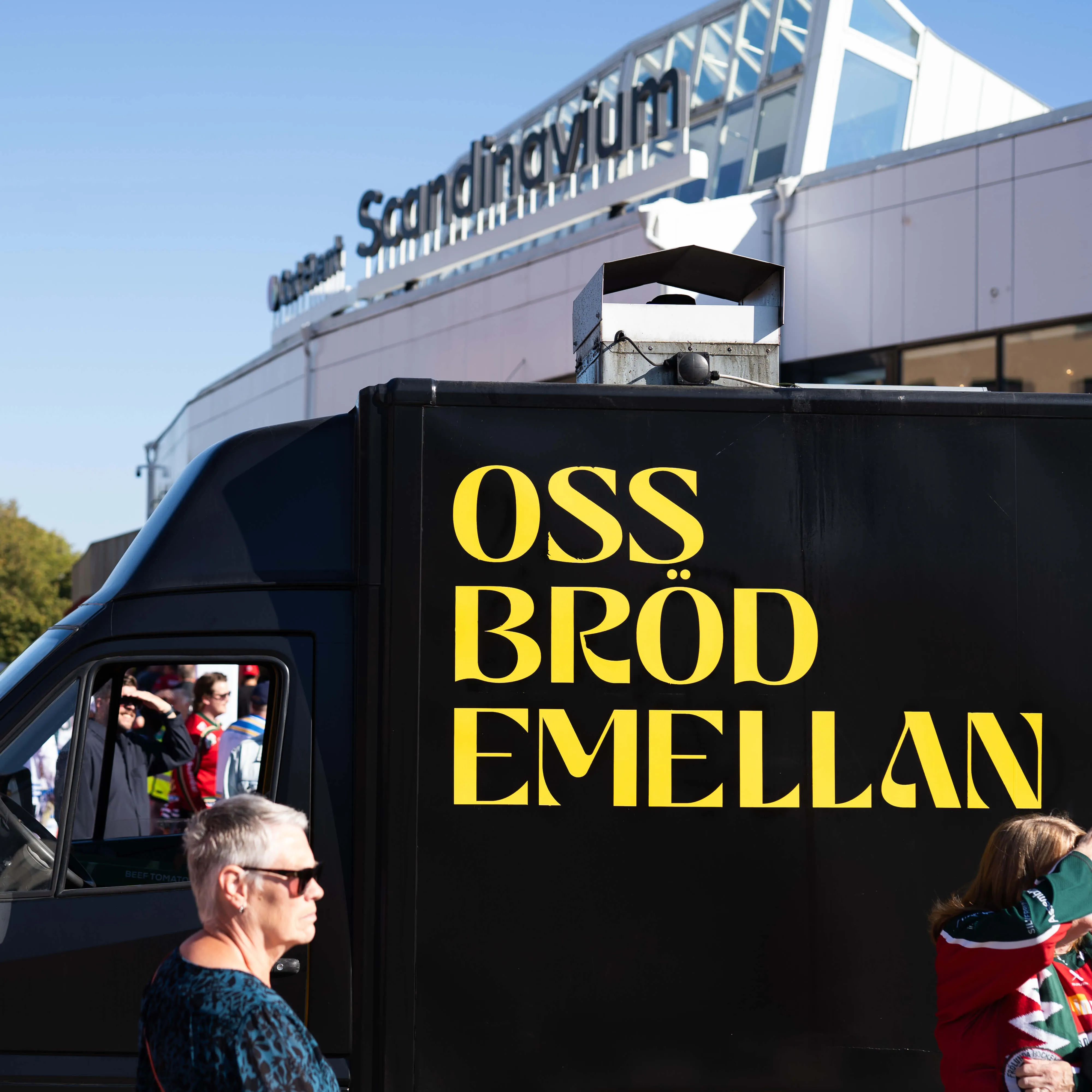 Oss bröd emellans svarta foodtruck framför Scandinavium i Göteborg
