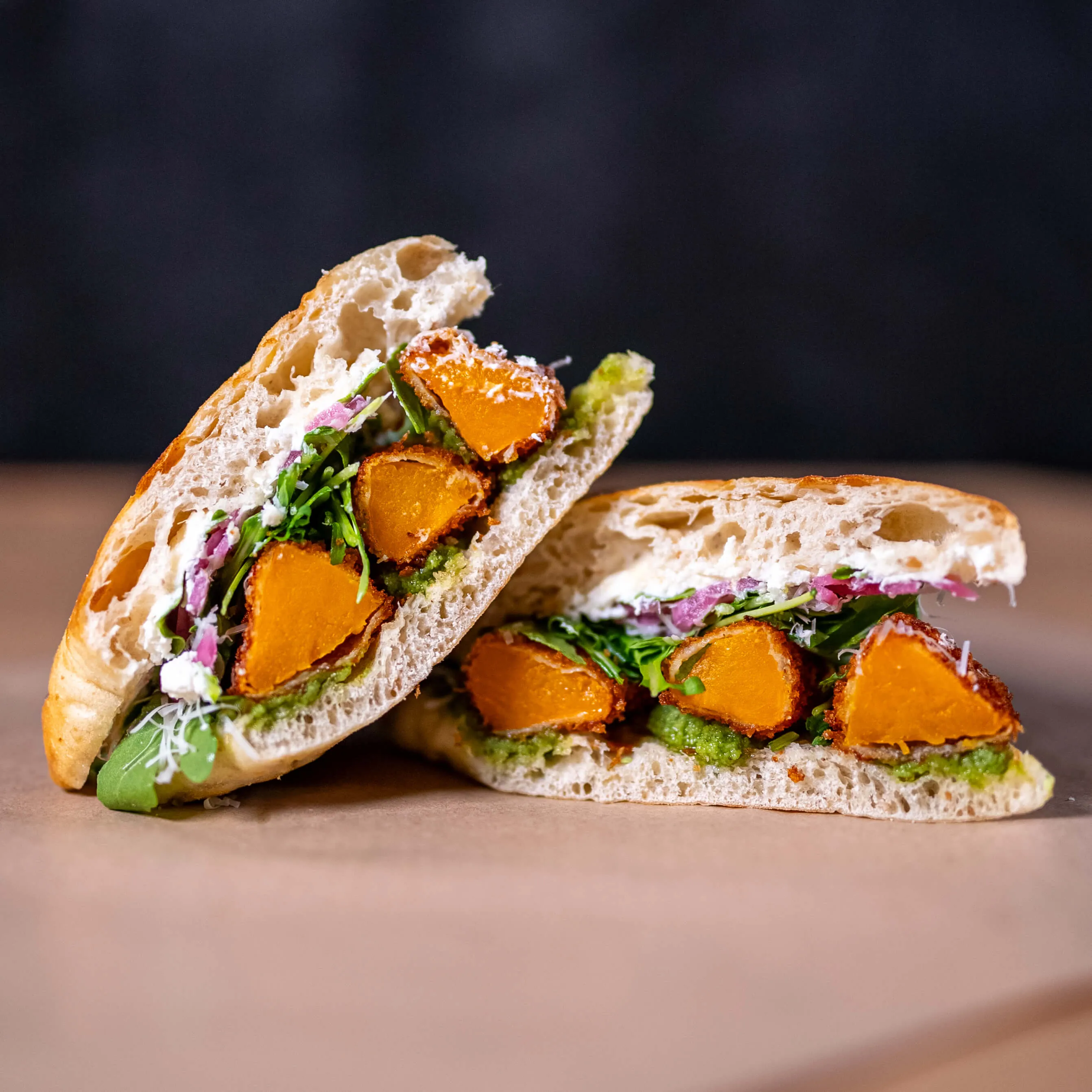 Vegetarisk macka med friterad pumpa, pesto och picklad rödlök